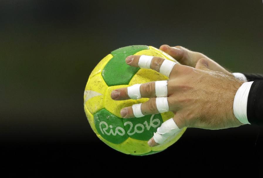 La palla nelle mani del giocatore di pallamano del Qatar Borja Fernandez (Ap)